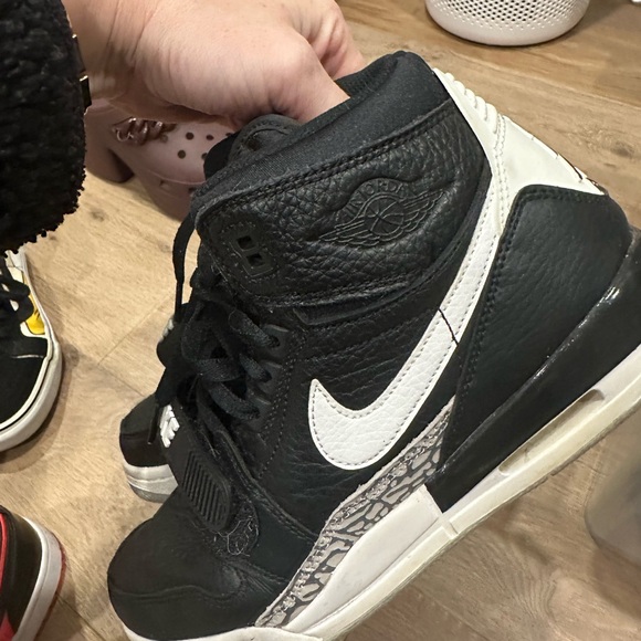 Youth 5.5 Nike Air Jordan Legacy 312 Black and White Sneakers - Picture 4 of 7